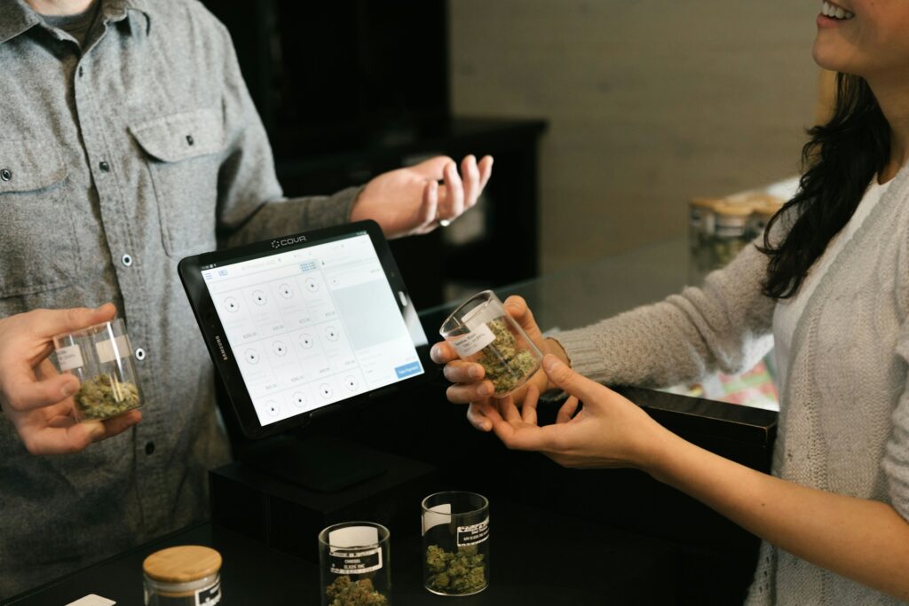 Imagem reproduz compra de cannabis em dispensario.Foto Cova Software-Unsplash