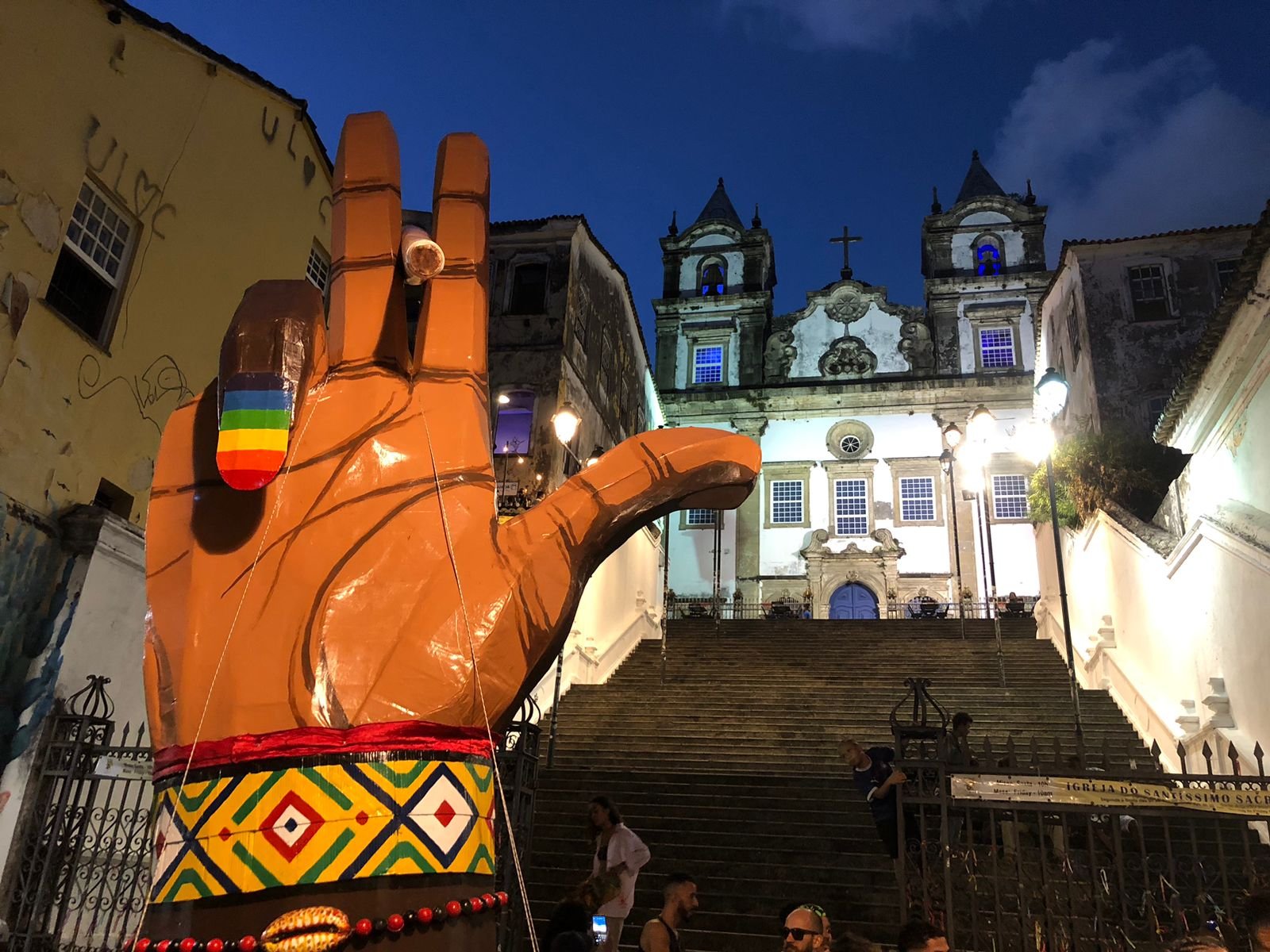 Fotografia mostra escultura de uma mão segurando um baseado que desfilou na Marcha da Maconha de Salvador.